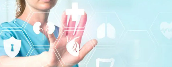 Medizinische Fachkraft mit digitalen Gesundheitssymbolen